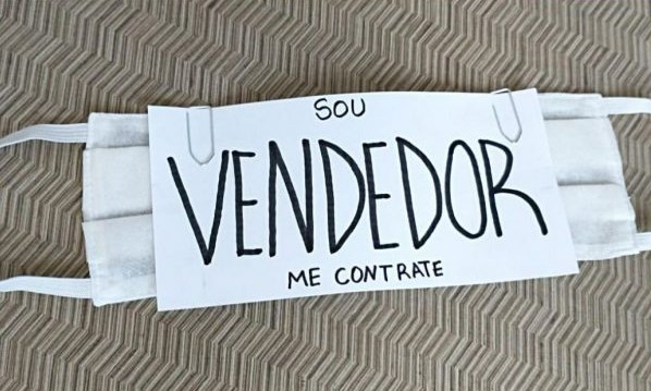 Desempregados usam máscara como vitrine em busca de novo trabalho