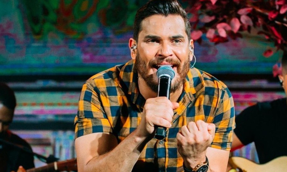 Cantor Cauan apresenta melhora, mas o pai piora e é internado em UTI
