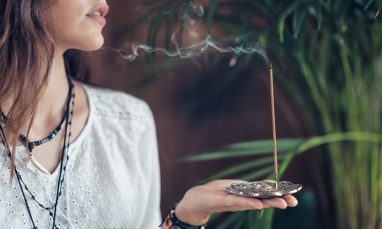 Aprenda a fazer defumação na sua casa e livre-se de más energias