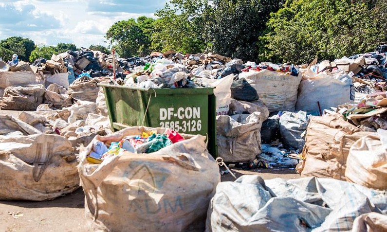 Na pandemia, população produz menos lixo e isso pode significar mais pobreza