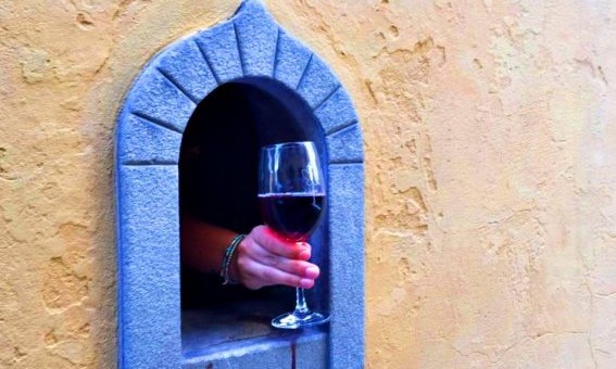 Saiba o que são janelas de vinho e por quê são tendência por conta da Covid