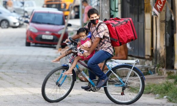 Entregador que trabalhava com filha na bike ganha uma moto e emprego