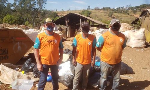 Catadores de recicláveis encontram R$ 40 mil no lixo e devolvem ao dono
