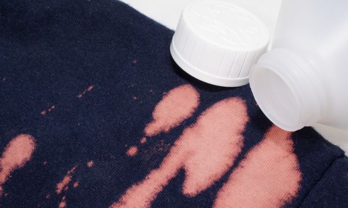 Mancha de água sanitária sai? Veja a melhor forma de resolver o problema