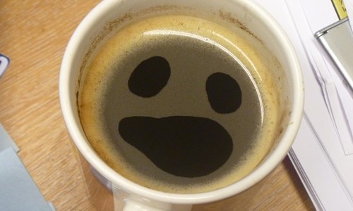 Você toma café e tem vontade de ir ao banheiro? Saiba o que acontece