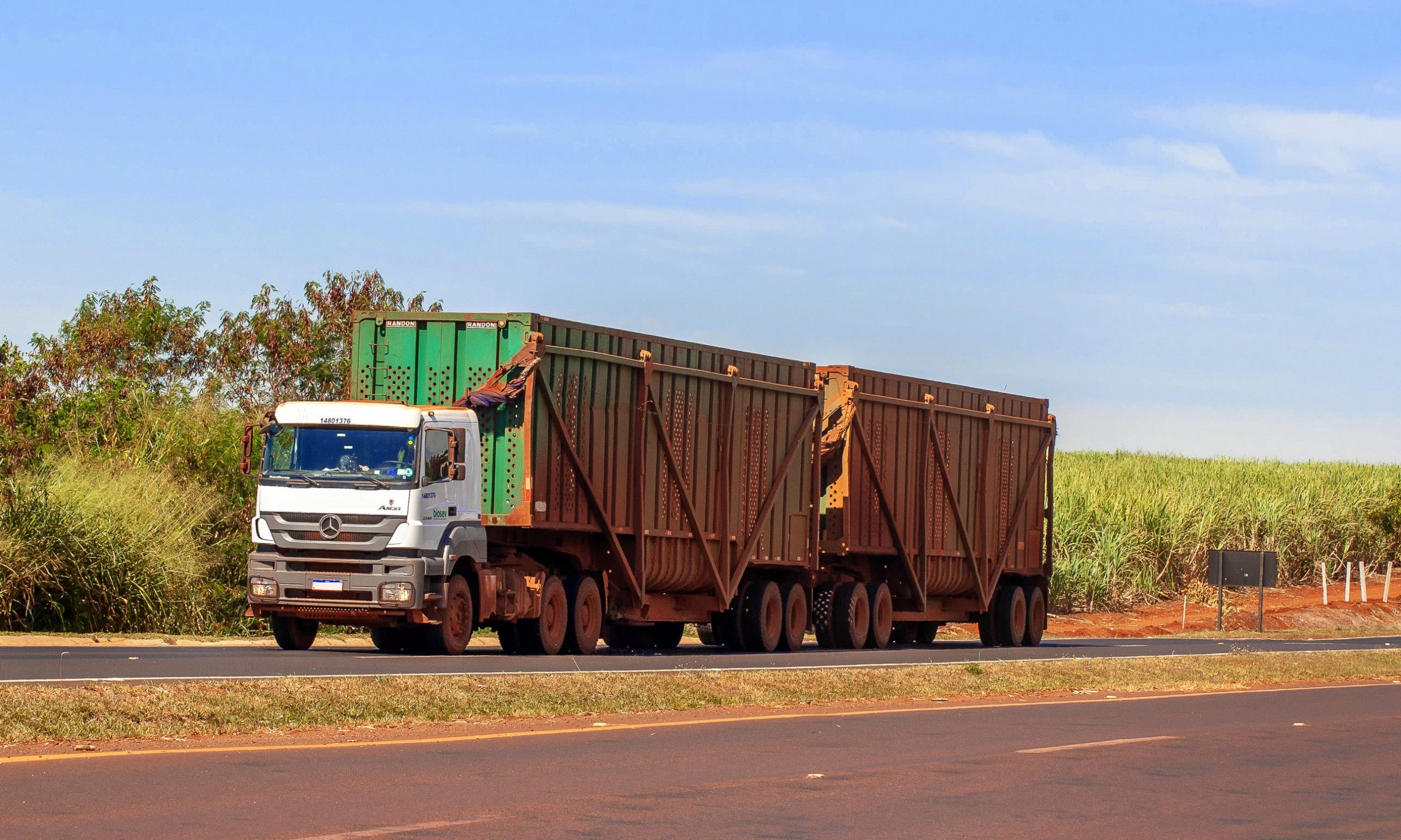 Motoristas precisam ficar atentos com a velocidade dos canavieiros na rodovia