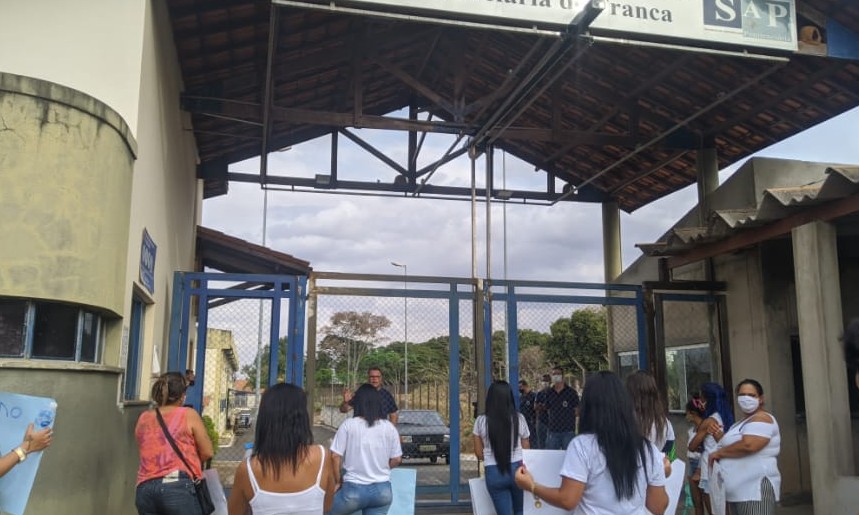 Protesto na Penitenciária de Franca reúne amigas e esposas de presos