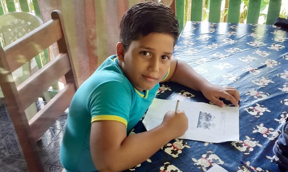 Ao usar celular que estava carregando, menino recebe descarga e morre