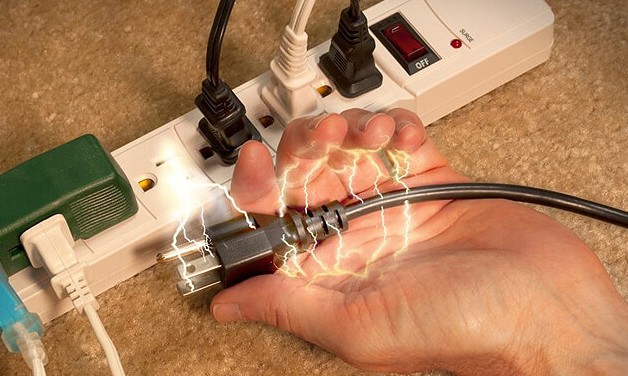Saiba o que é preciso fazer para ajudar uma vítima de choque elétrico