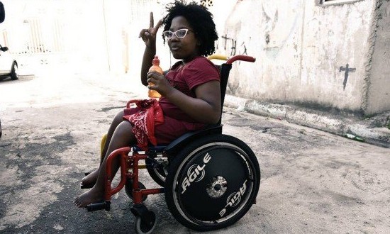 Pai consegue boneca negra cadeirante para filha após reclamar em post