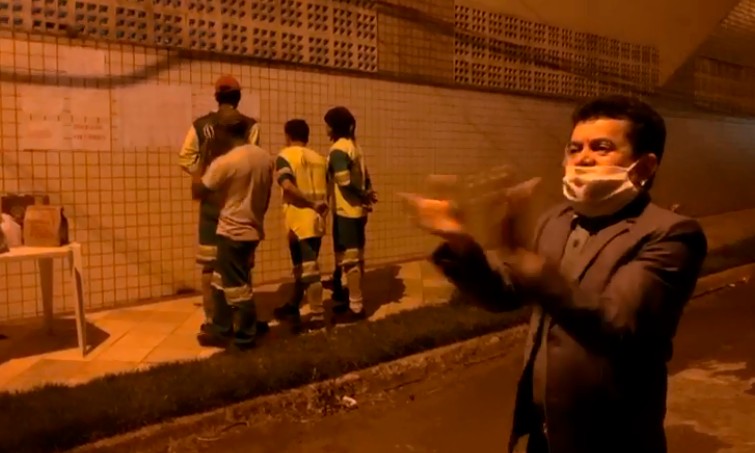 Solimões e moradores de condomínio em Franca homenageiam coletores