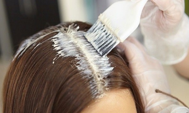Tintura de cabelo: aprenda truques rápidos para tirar manchas na roupa e pele