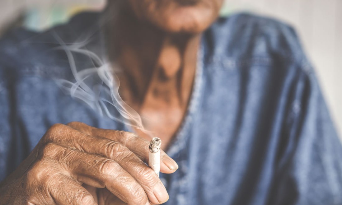 Consumo de cigarro alerta para “herança” de câncer de pulmão na pandemia