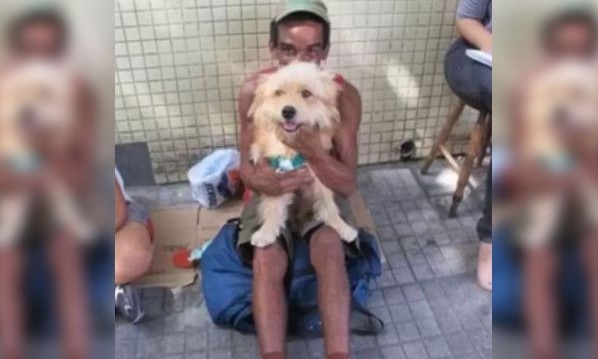 Homem em situação de rua recusa proposta de R$ 2 mil para vender seu cão