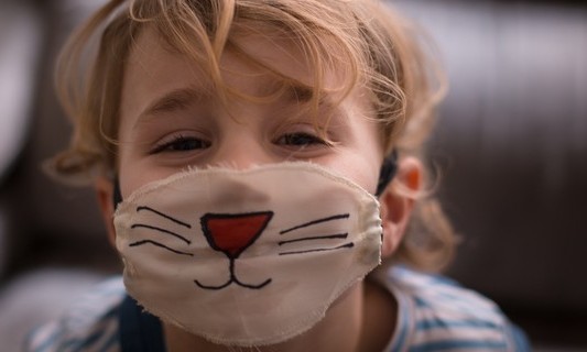 Crianças menores de 5 anos não devem usar máscara? Pediatras discordam