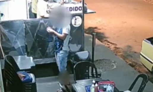 Cliente é flagrada colocando cabelo no lanche para não pagar – veja vídeo