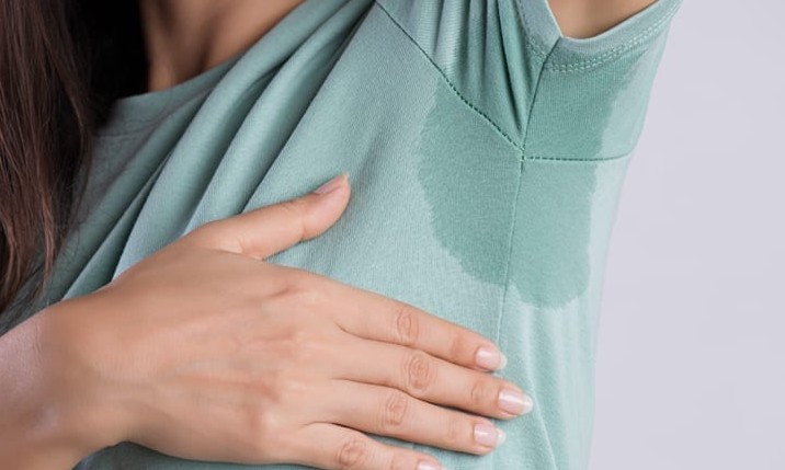 Suou demais? Aprenda como tirar o cheiro e manchas de suor das roupas