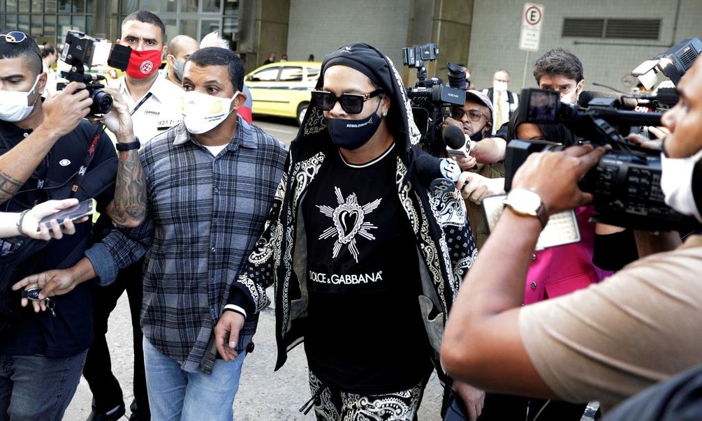 Após seis meses retido no Paraguai, Ronaldinho Gaúcho chega ao Rio