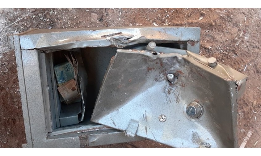 Catadores acham mais de R$ 35 mil em cofre descartado pela Polícia