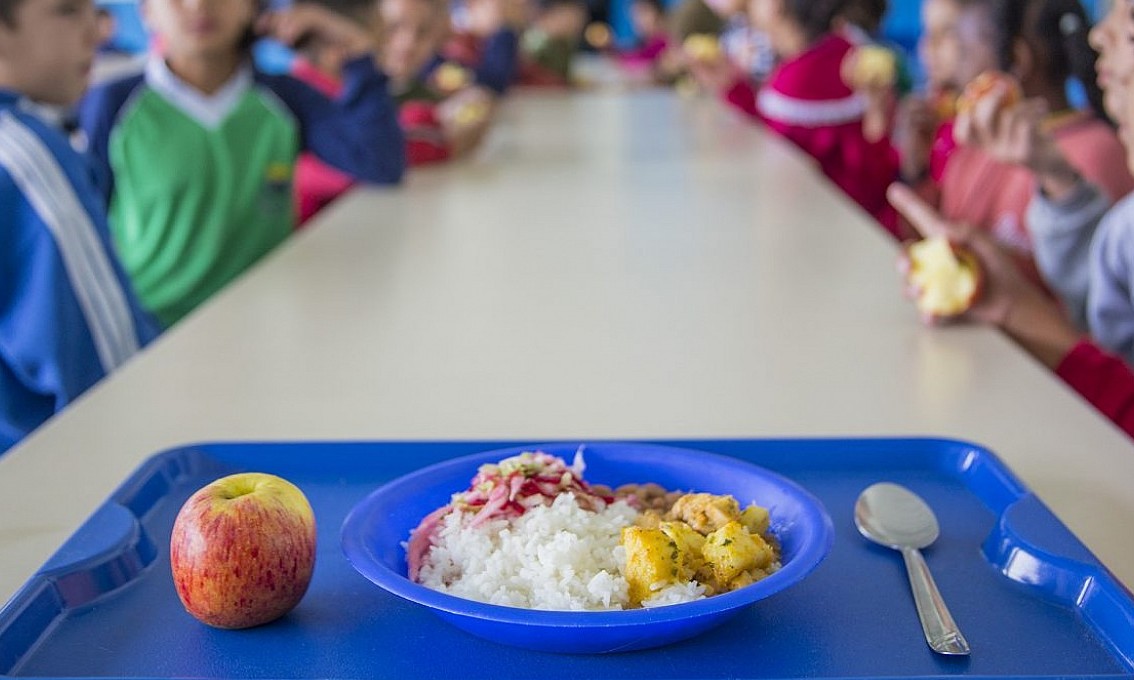 Governo impede que dinheiro da merenda vá para família dos alunos