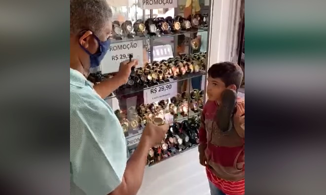 Engraxate emociona público ao escolher um relógio para dar ao pai