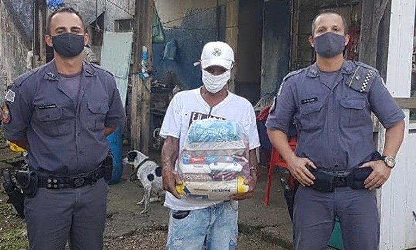 PMs compram alimentos para idoso que só tinha banana e chá em casa