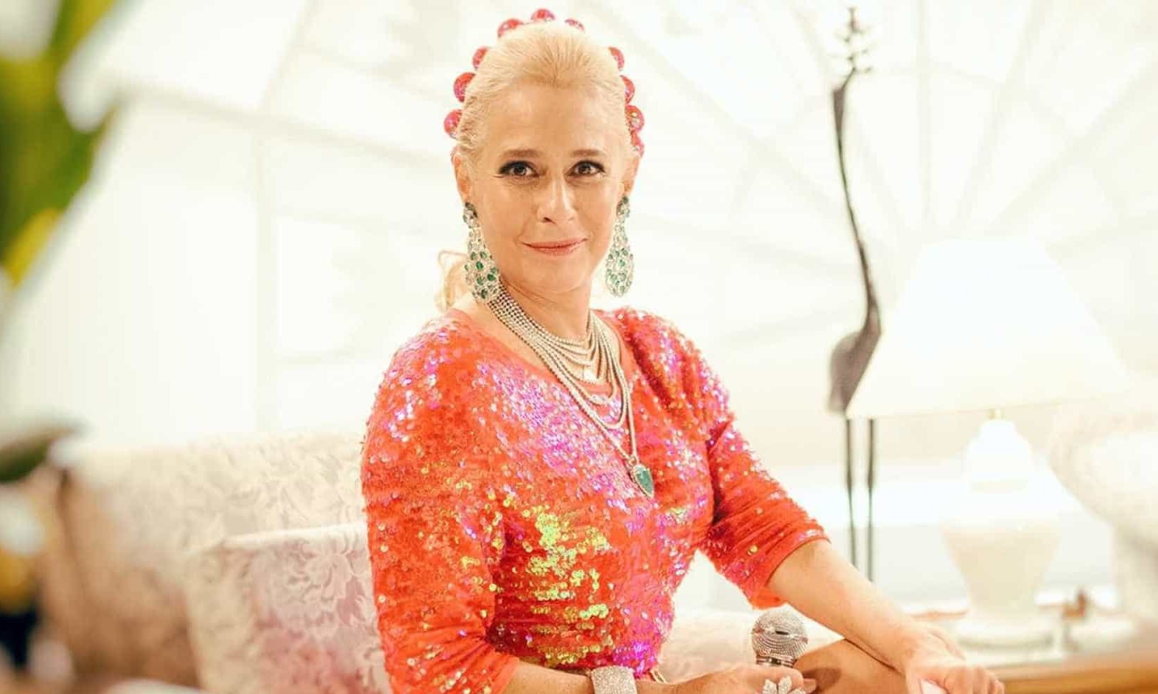 Andrea Beltrão desmente que ganhou joias da família de Hebe Camargo