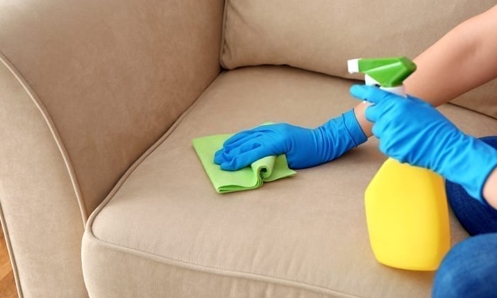 Aprenda a limpar o sofá de cada material com técnicas simples e baratas