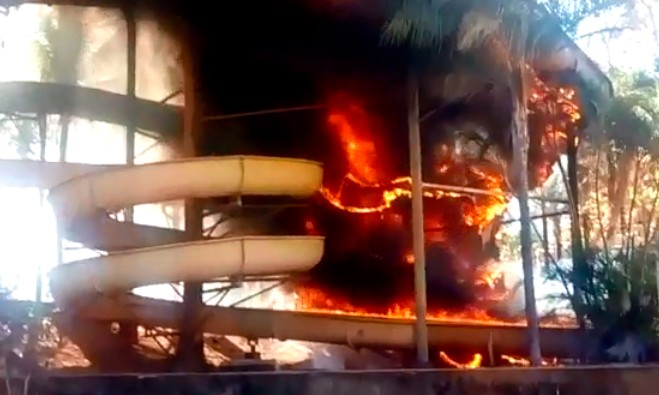 Incêndio gera pânico e destrói tobogã de parque na represa de Jaguara