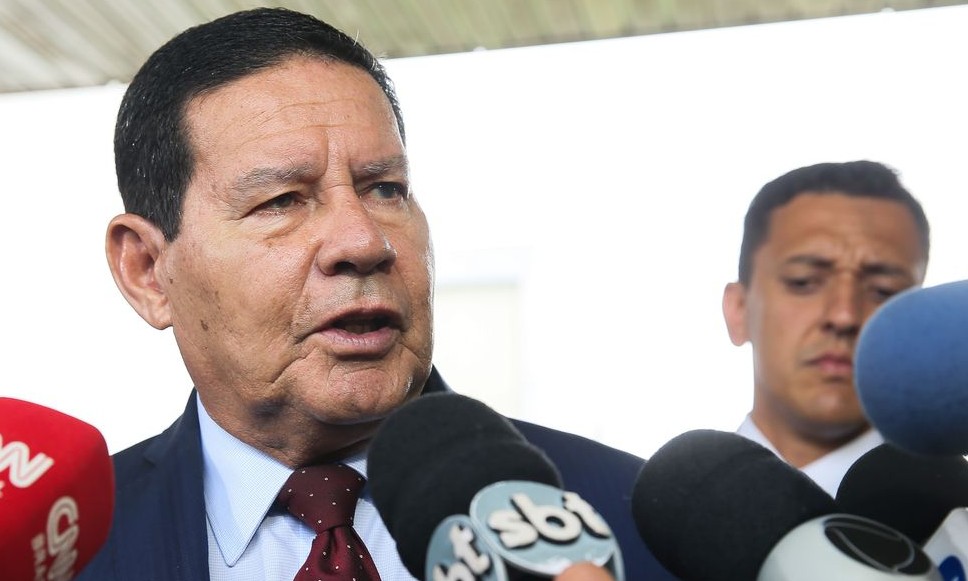 Estudantes com condições deviam pagar por ensino público, afirma Mourão