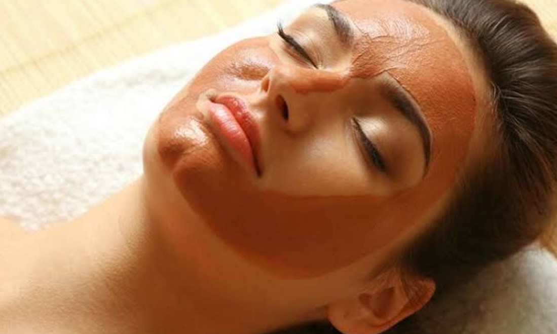 Pele com acne? A solução pode ser esta máscara caseira de mel e canela!