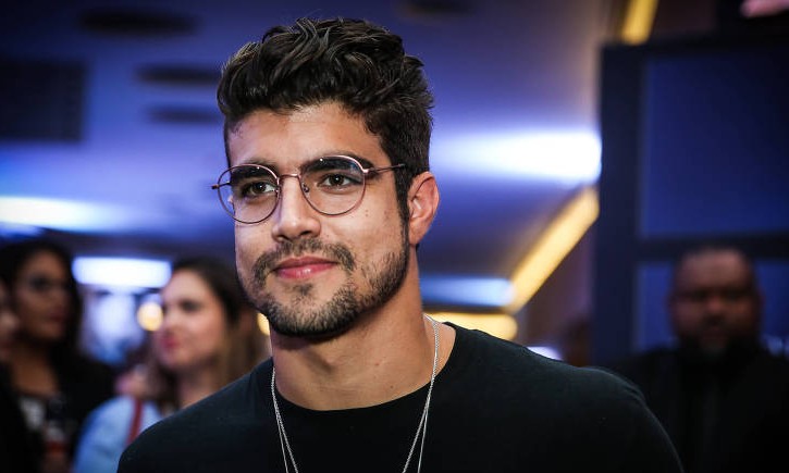 Caio Castro fala de anonimato e da relação com os fãs: ‘dando limites’