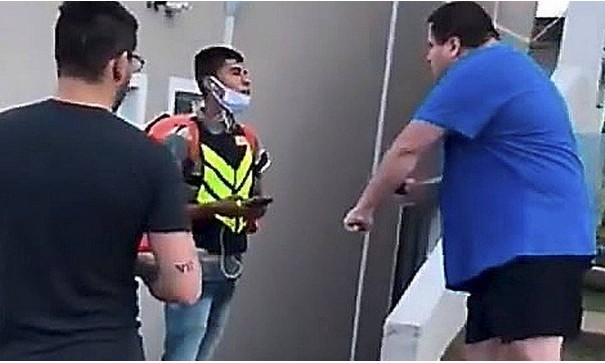 Entregador humilhado por cliente ganhou duas motos e mais de R$ 152 mil