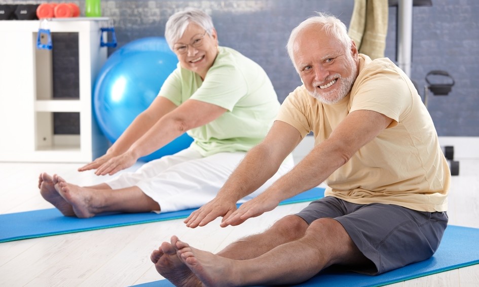 Tem 60 anos ou mais?! Veja 5 motivos para mexer o corpo nessa quarentena