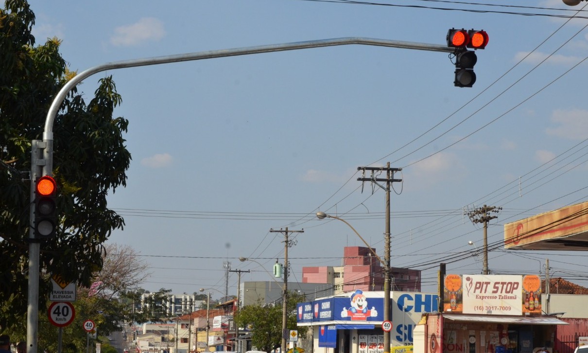 Em Franca, Av. Presidente Vargas já tem novo semáforo em funcionamento