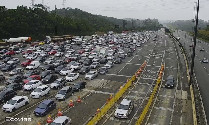 Mais de 100 mil veículos descem sentido litoral paulista em 36 horas
