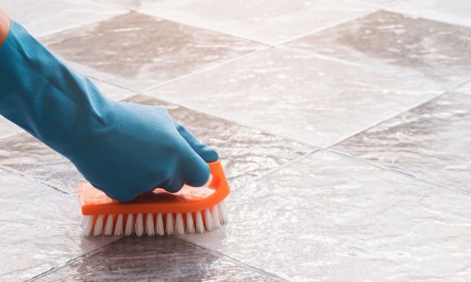 Saiba como limpar o piso encardido da forma correta e deixá-lo brilhando