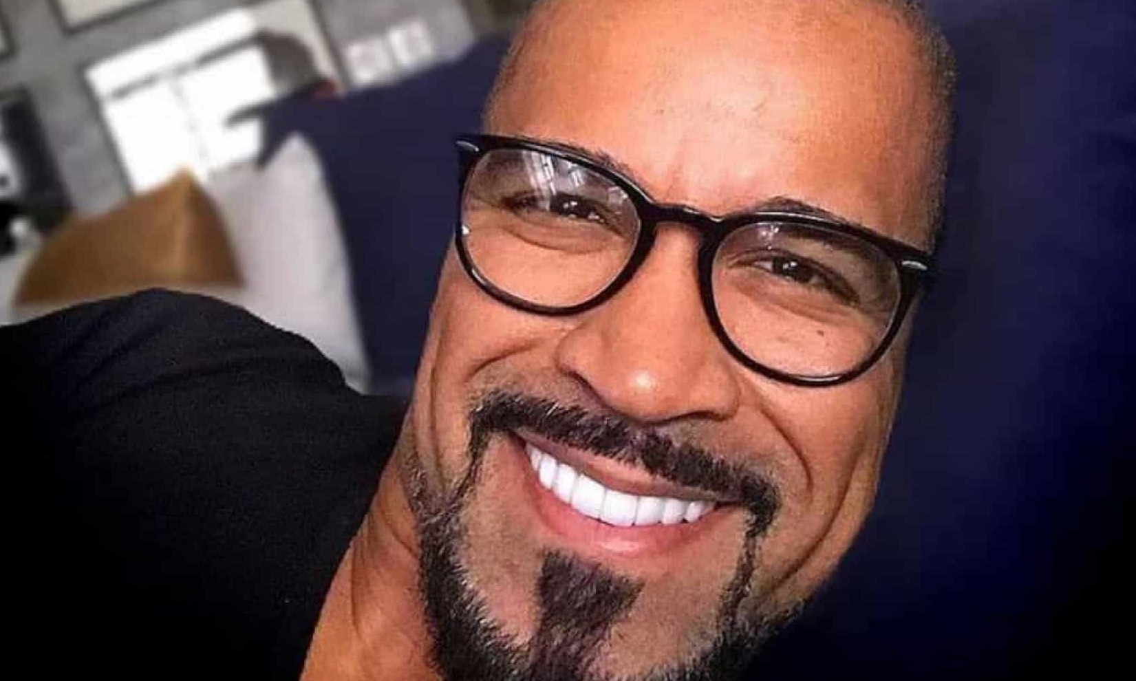 Cantor Fernando Pires, do SPC, é internado após cair e bater a cabeça