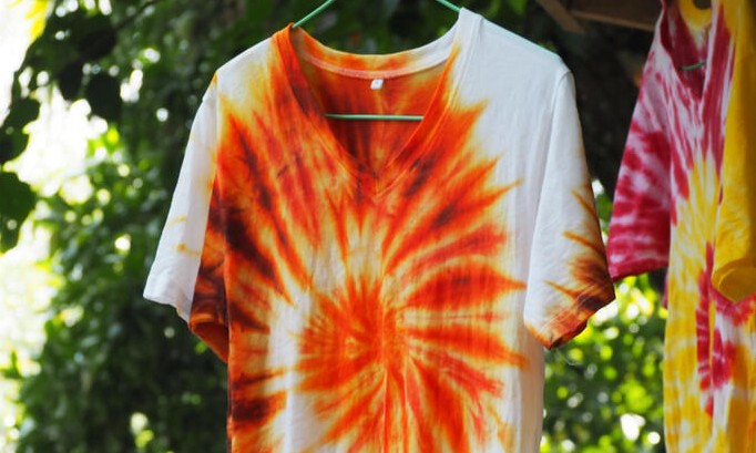 Quer aprender a fazer tie-dye com água sanitária? Veja aqui e mude suas roupas