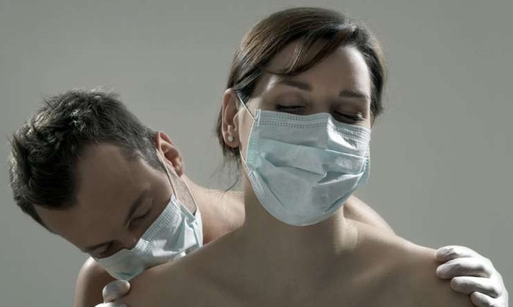 Autoridade médica sugere uso de máscara ao fazer sexo durante a pandemia