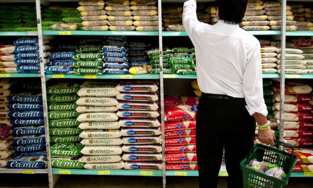 Cesta de compras sobe 0,36% para família de renda mais baixa