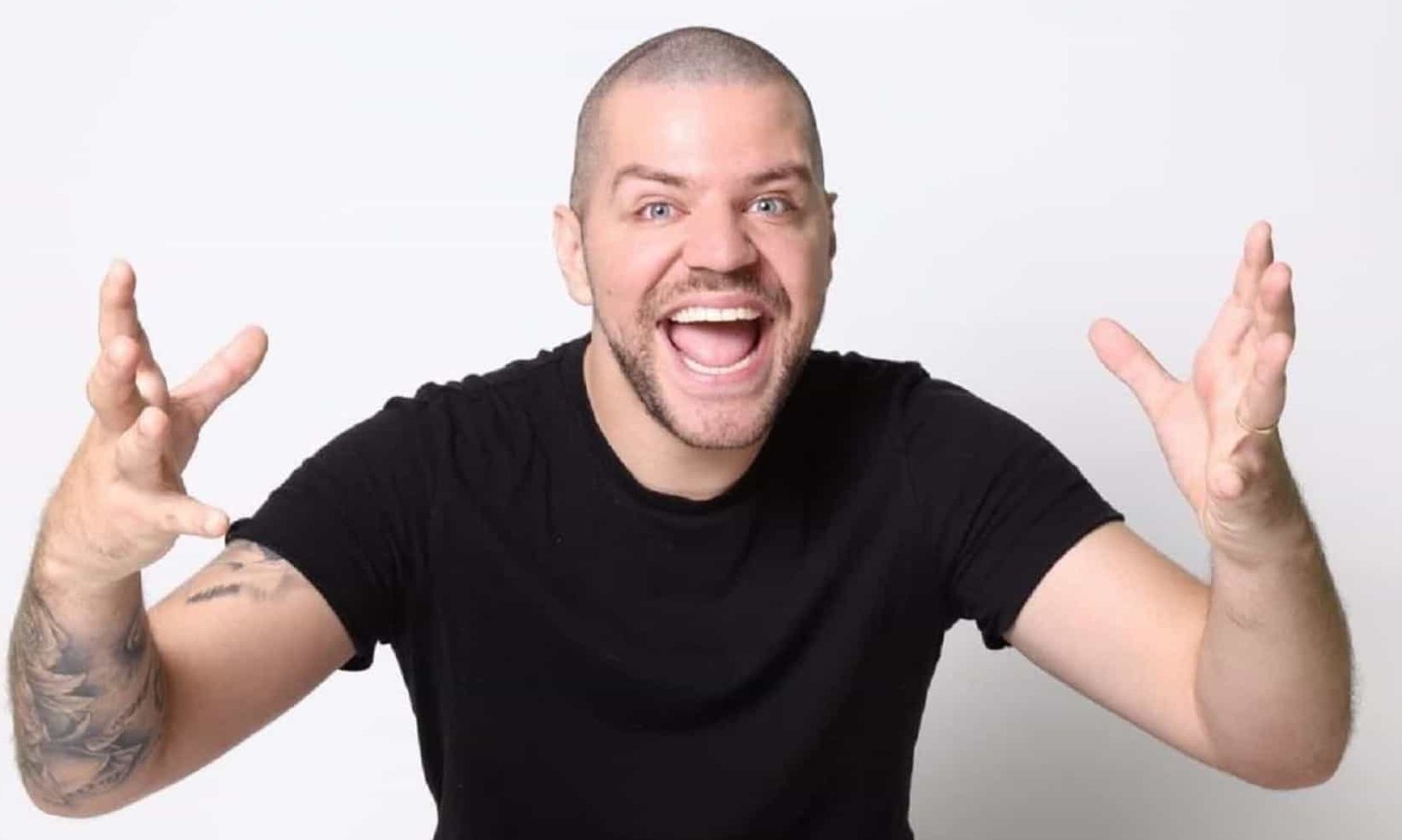 Humorista Victor Sarro vai comandar ações de ‘A Fazenda 12’ na internet