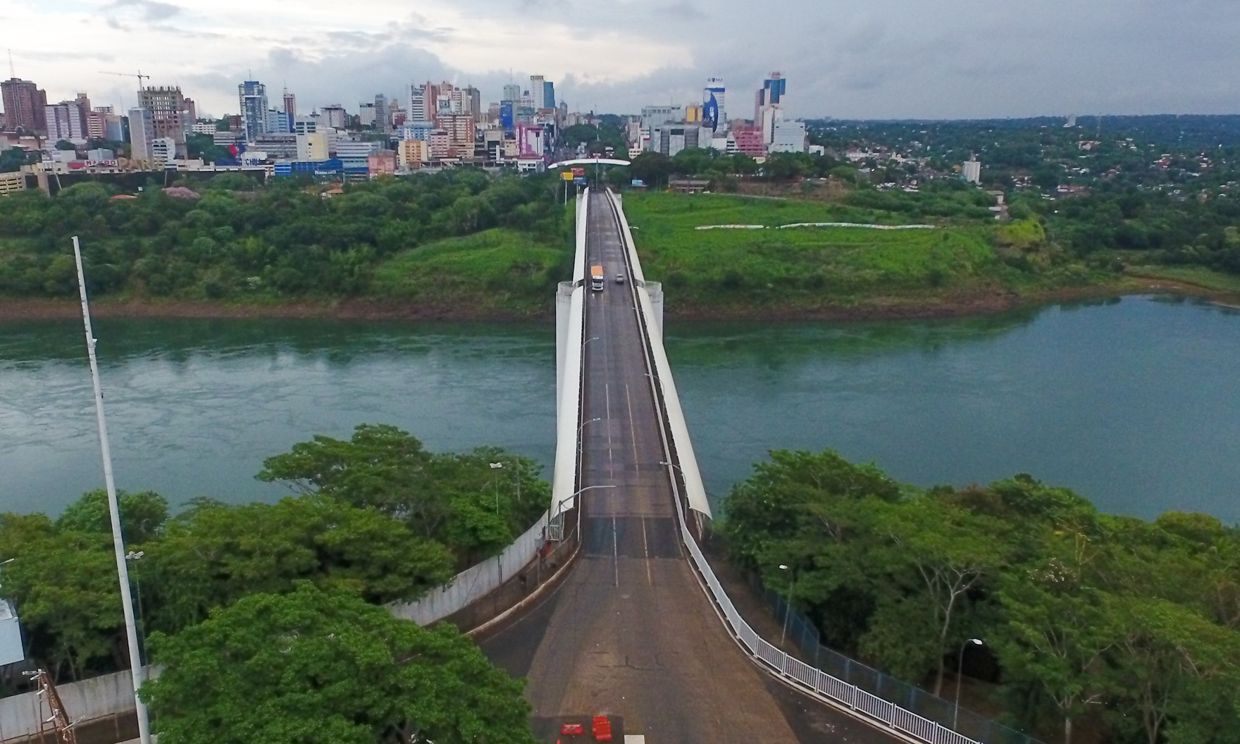 Brasil e Paraguai reabrem parcialmente suas fronteiras para comércio