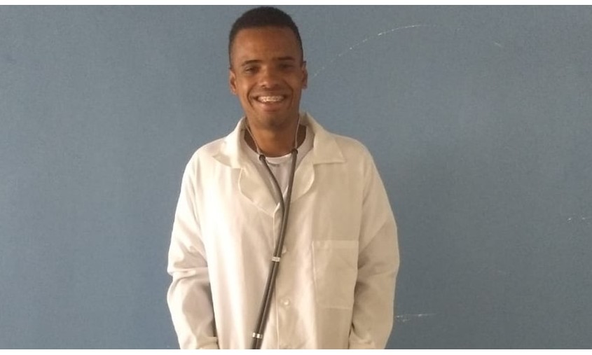 Jovem consegue emprego após viralizar na web vendendo balas na rua