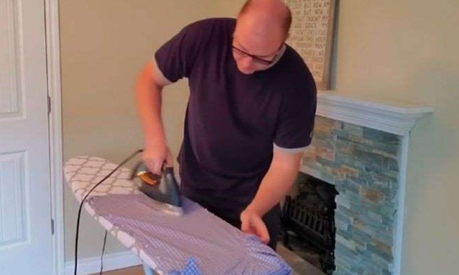 Homem cria canal e ensina tarefas simples a quem não tem pai presente