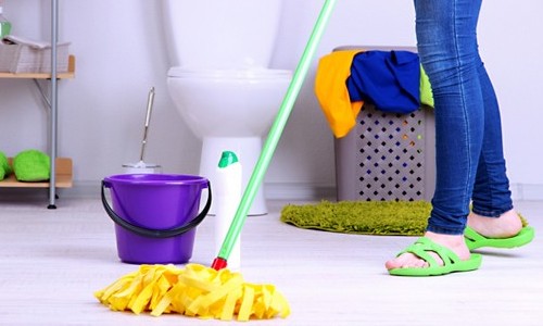 6 coisas que você pode fazer em 2 minutos para manter o banheiro impecável