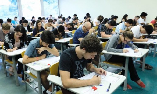 Cresce em 158% o número de candidatos isentos no vestibular da Fuvest 2021