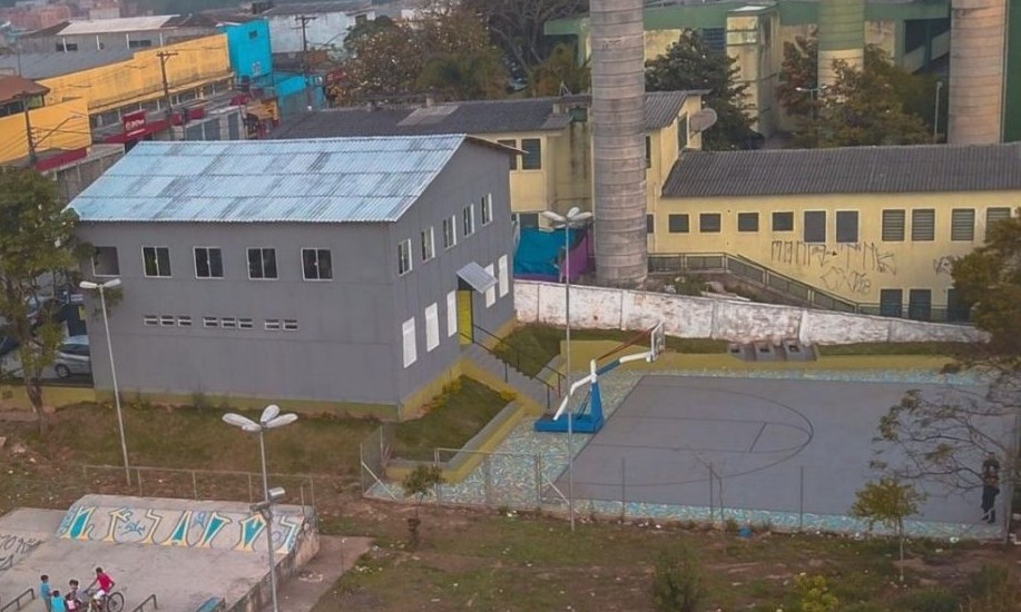 Voluntários constroem escola sustentável com embalagens recicladas