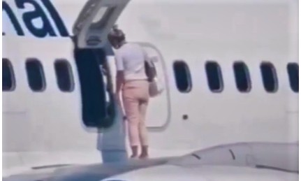 Passageira abre porta de emergência de avião e anda sobre asa para ‘tomar um ar’