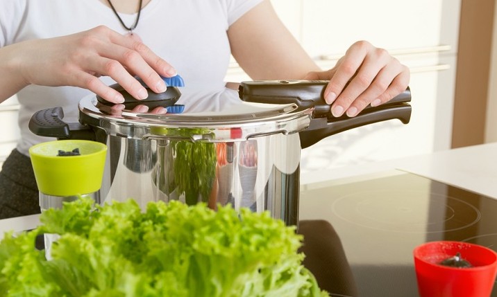 Saiba como usar a panela de pressão sem medo com essas dicas e truques